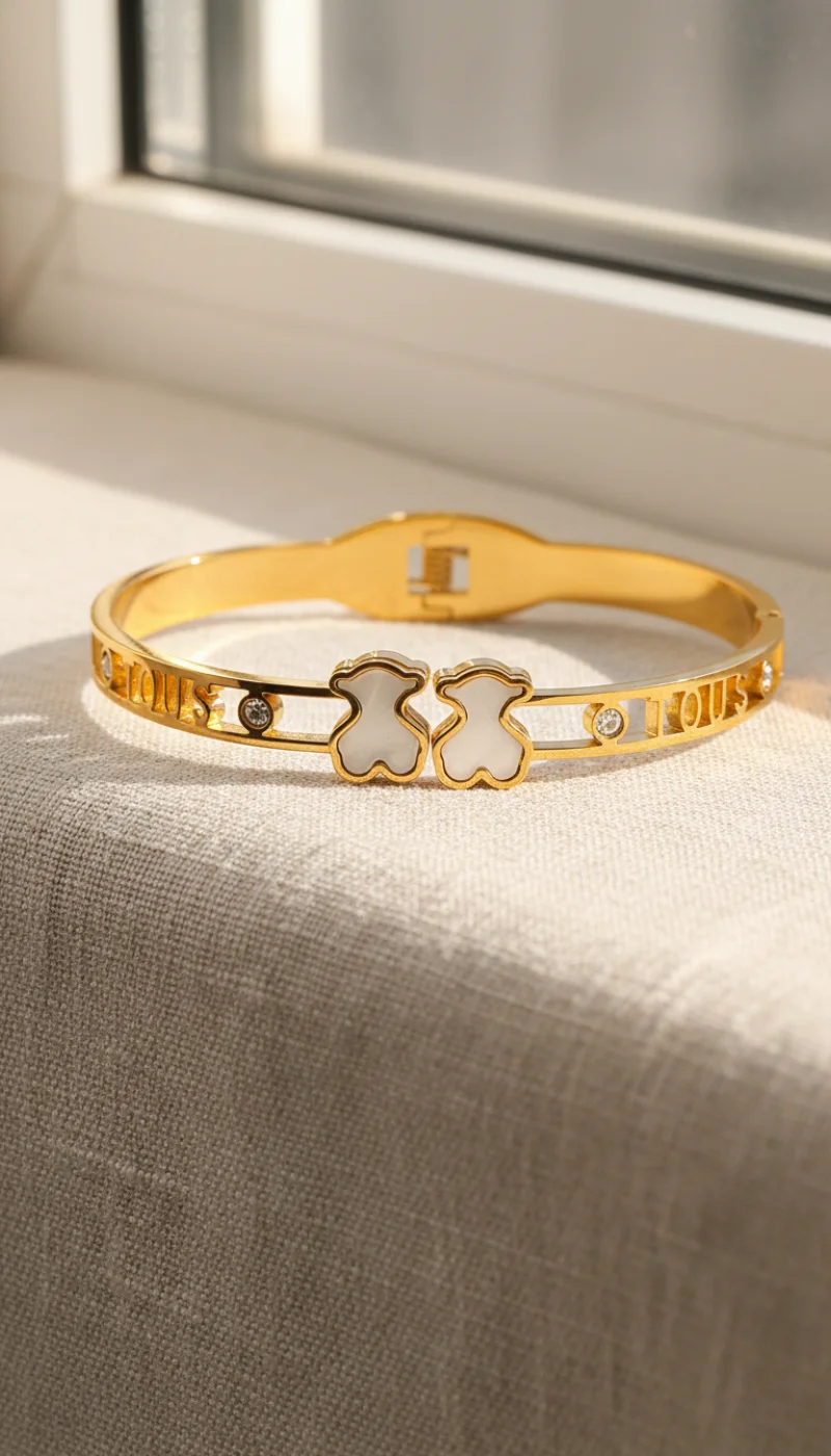 Brazalete junto a ventana