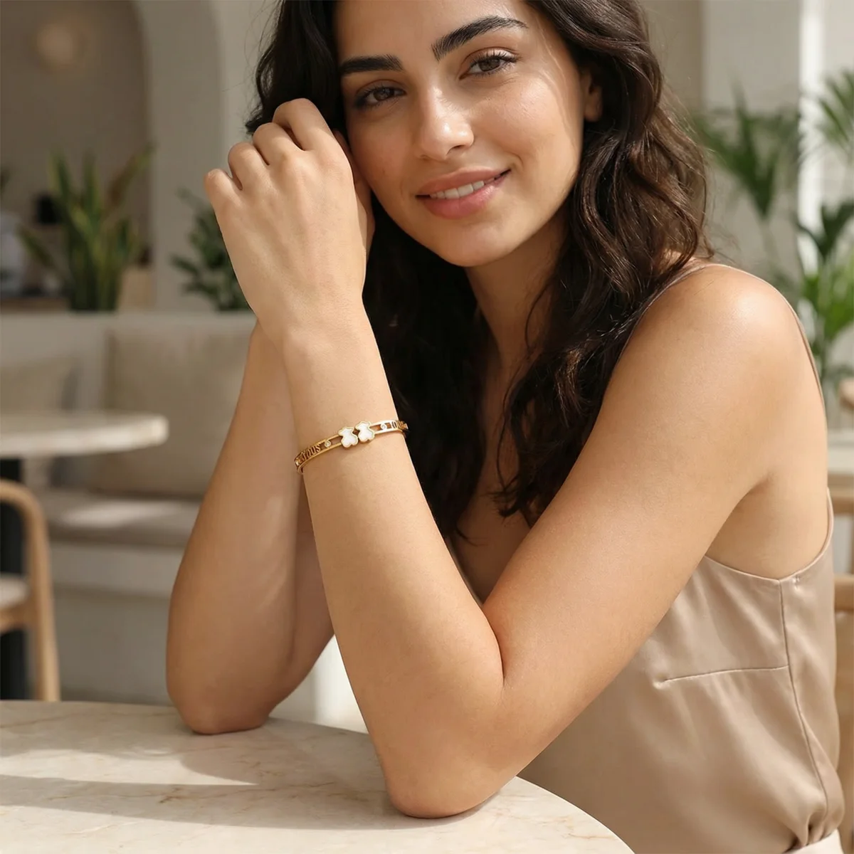 Modelo con brazalete TOUS