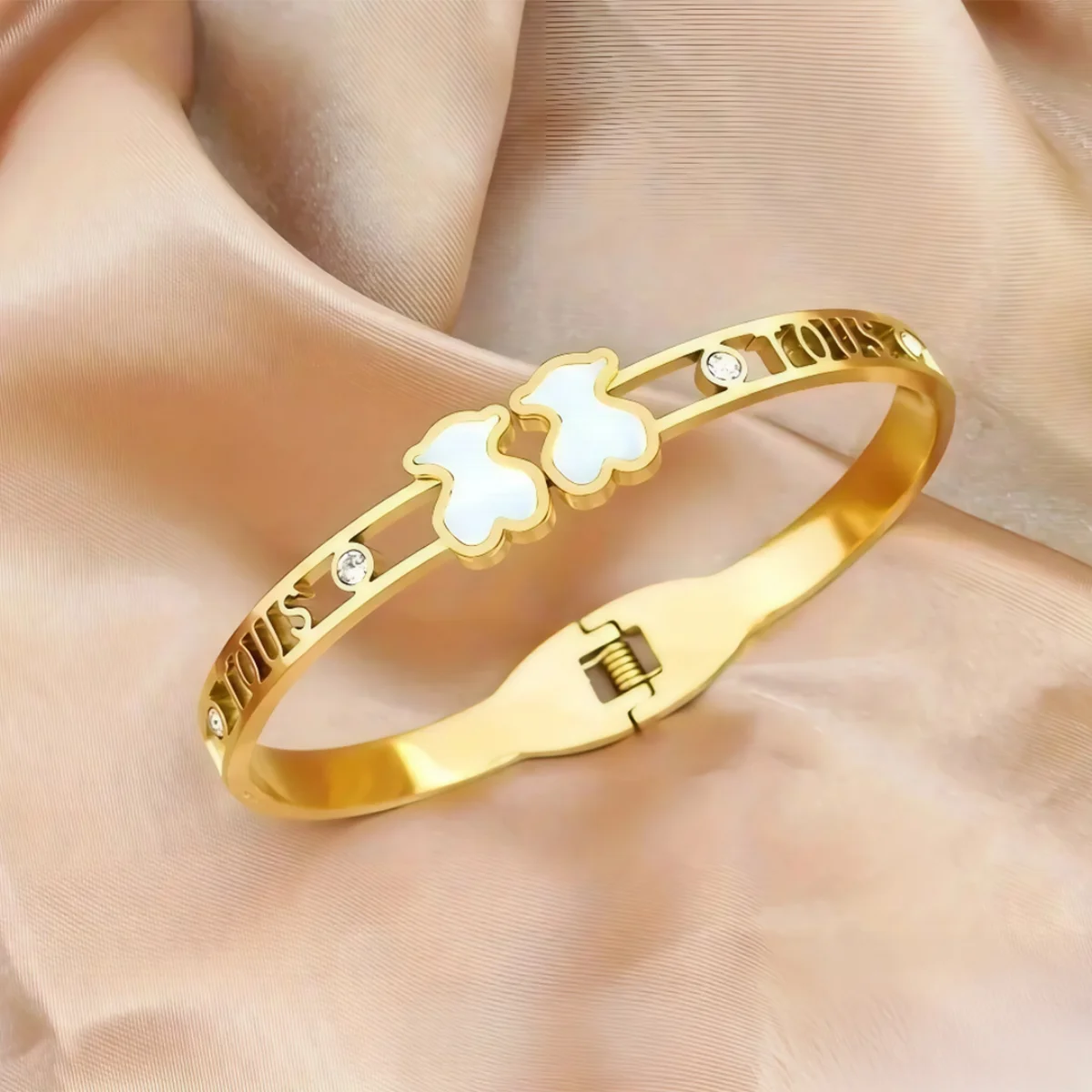 Brazalete sobre tela satinada